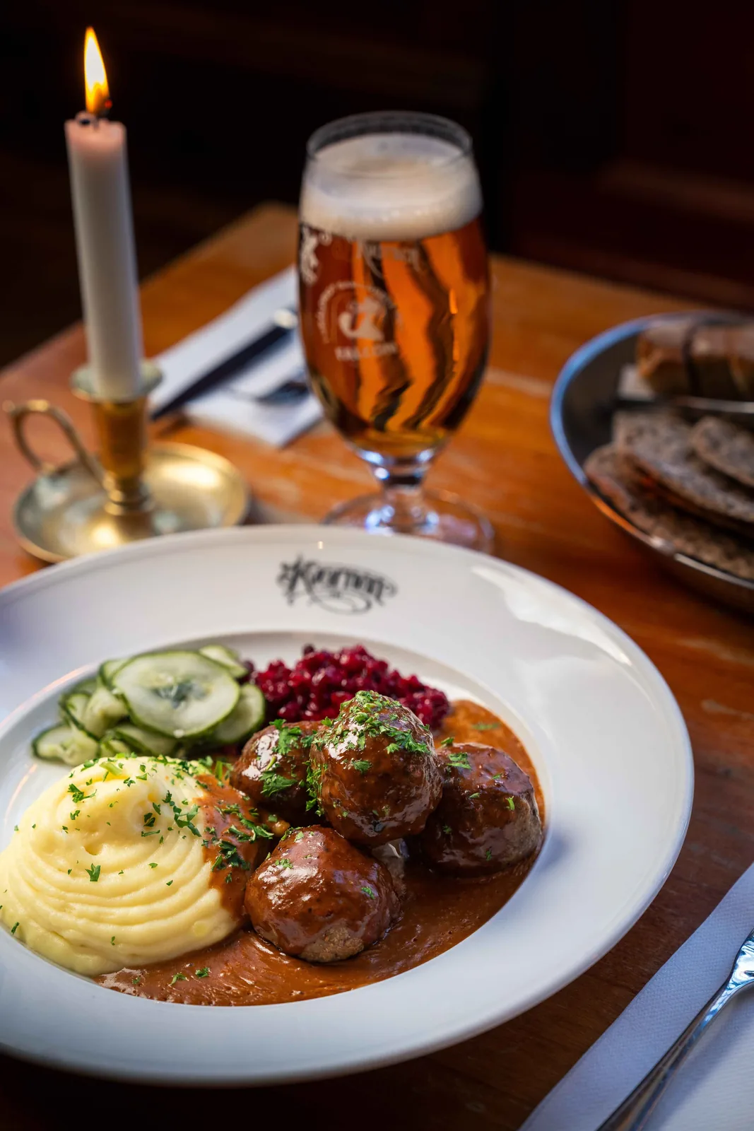 Kvarnens köttbullar med potatismos, rårörda lingon och pressgurka